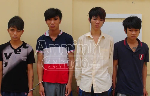 Chặn đường xe tải trên QL1A để xin tiền... uống rượu