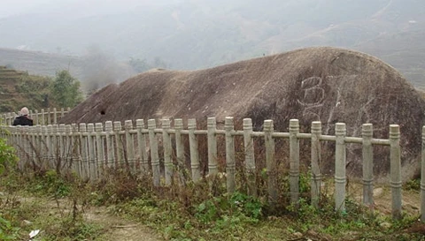 Giải mã tảng đá có hình người "làm chuyện ấy"