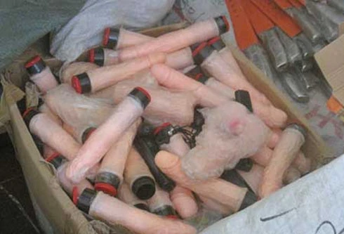 "Tiền mất tật mang" đi chợ vùng biên săn hàng kích dục