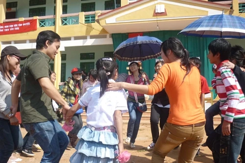 Bạn trẻ "mê mẩn" du lịch tình nguyện