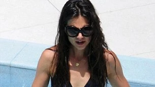 Katie Holmes lộ bụng xấu trong ngày sinh nhật chồng