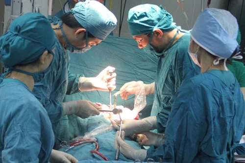 Học sinh chưa đầy 12 tuổi, đâm thủng tim đối thủ đàn anh, vì bị... cười đểu