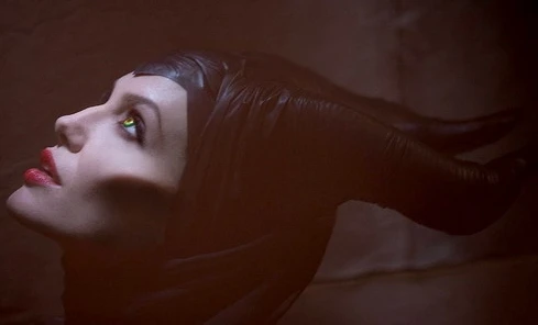 Angelina Jolie hóa thành nữ quỷ mọc sừng
