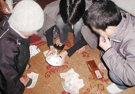 Bắt 12 đối tượng đánh bạc, thu hơn 30 triệu đồng