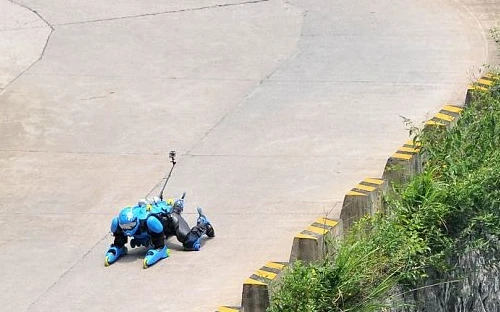 Kì lạ "người lăn" trượt xuống núi bằng trang phục tự chế