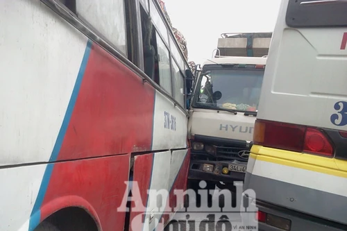 3 ô tô kẹp đầu nhau, quốc lộ 1A tắc nghẽn