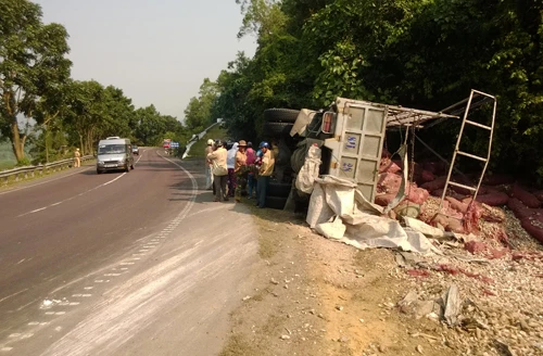  Xe tải lật trên đèo Cù Mông, 2 người thương vong