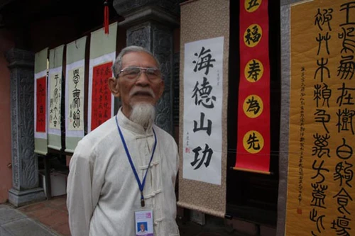 90 tuổi vẫn miệt mài đi học... chữ