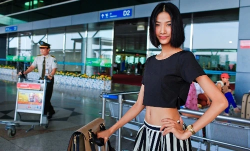 Hoàng Thùy khéo léo khoe vòng eo "con kiến"