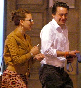 Scarlett Johansson yêu sao “ở nhà một mình”?