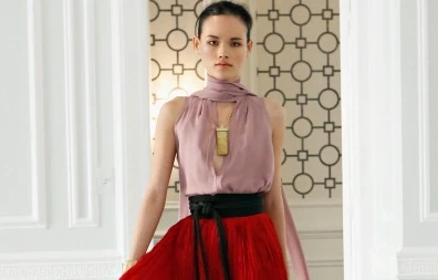 Tuyết Lan "mình hạc xương mai" chinh phục sàn diễn quốc tế