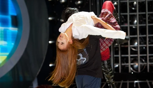 Britney Spears khoe vũ điệu bốc lửa trong "Gương mặt thân quen"