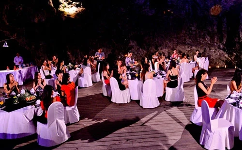 31 chân dài Top model vào hang động, dự tiệc hoành tráng