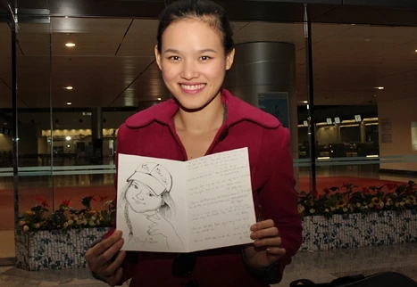 Siêu mẫu Tuyết Lan rạng rỡ lên đường dự thi 