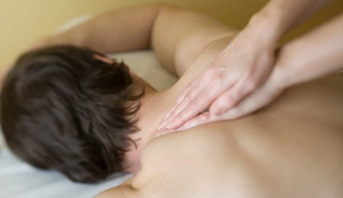 Đánh nhân viên tiệm cắt tóc vì không được… kích dục