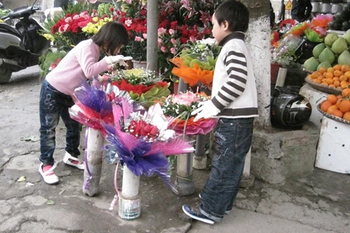 Ngỗ nghĩnh xem đôi bạn nhí đi mua hoa hồng ngày Valentine