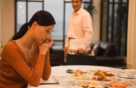 Chuyện thật như đùa: Bán chồng lăng nhăng với giá 10 cây vàng