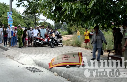 Phát hiện nam thanh niên chết cháy trên vỉa hè