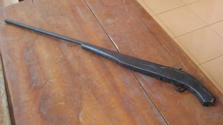 Giận vợ, dùng súng bắn chết cháu vợ