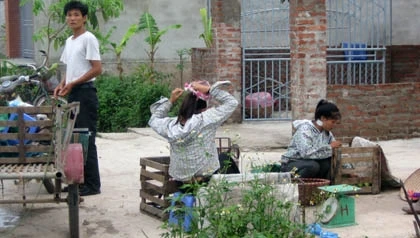 Thầy giáo "siêu hạng" yêu và cưới cả chị lẫn em