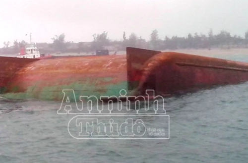  Lật sà lan trên biển, một người mất tích