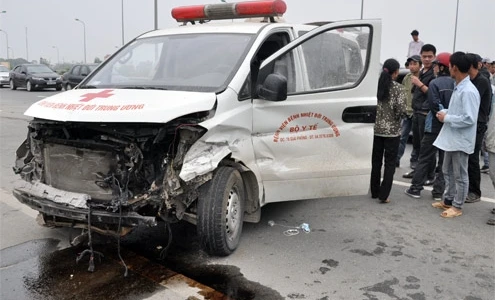 Xe cứu thương nổ lốp gây tai nạn hy hữu