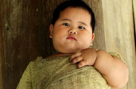 Gặp cậu bé khổng lồ, 2 tuổi nặng 30 kg ở Hòa Bình 
