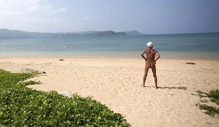 Robinson thời hiện đại - khỏa thân, sống trên đảo suốt 20 năm