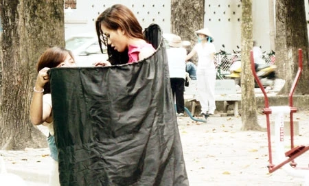 Hoa hậu Diễm Hương thay quần áo giữa phố đông