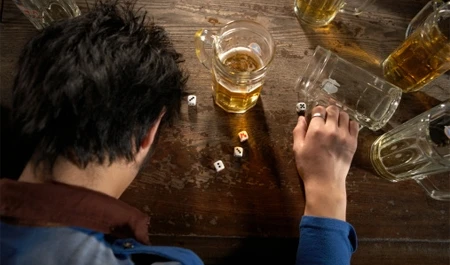 Bỏ tù người mẹ chuốc rượu cho con trai 11 tuổi say khướt