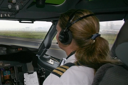 Bị ném khỏi máy bay vì lời lẽ sexy với nữ phi công