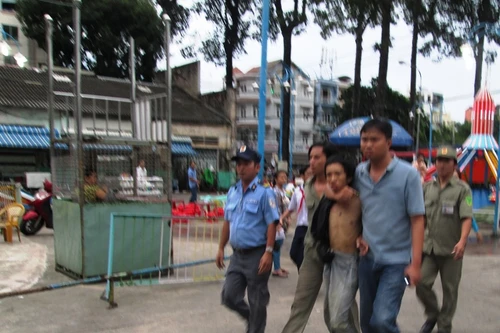 Điên cuồng chạy khắp chung cư "xin đểu", đâm chết thiếu nữ