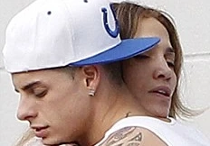 Marc Anthony bực tức vì Jennifer Lopez có bồ trẻ