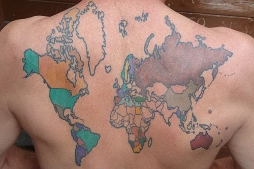 Người đàn ông mê xăm bản đồ thế giới sặc sỡ trên lưng