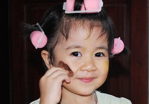 Khi bé thích... đánh phấn to son