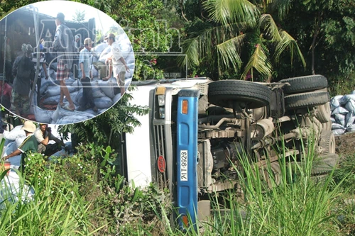 Trượt dốc, xe tải chở than lật nhào xuống hố