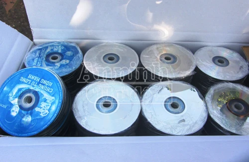 Bắt xe khách giấu 26.000 đĩa lậu trong gầm xe