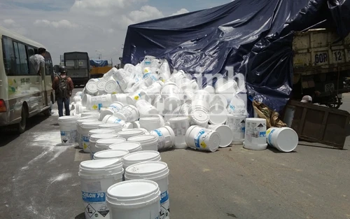 Xe tải bung thùng, hàng trăm thùng thuốc tẩy văng xuống "rửa" đường