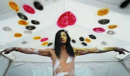 Đào Anh Khánh sang Mỹ múa lửa 