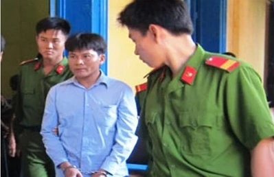 Buồn chuyện vợ bỏ, đổ xăng đốt chết con