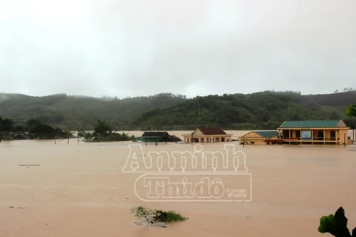 Người dân Hà Tĩnh tang thương, oằn mình trong lũ dữ