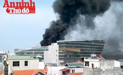 Cháy khách sạn 5 sao, khói đen bao kín bầu trời