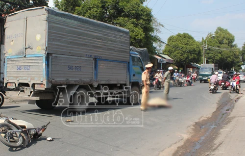 Bị tai nạn ngay trước cổng công ty, một công nhân chết thảm