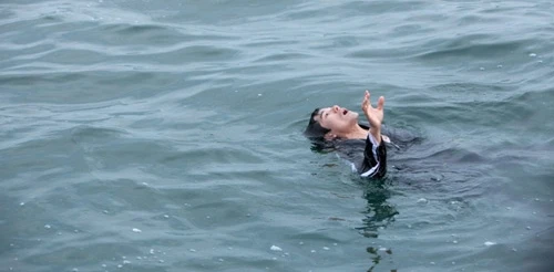 Lội bắt cá ngày hè, 1 em nhỏ chết đuối khi qua mương nước