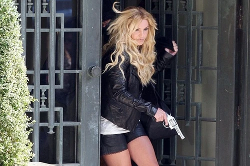 Britney Spears mang súng đi cướp siêu thị