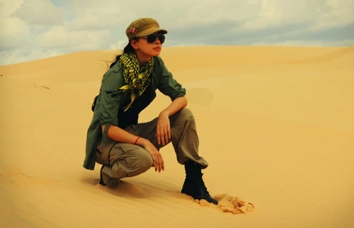 Ngô Thanh Vân "lăn lộn" sa mạc cát làm MV tiền tỷ cho học trò