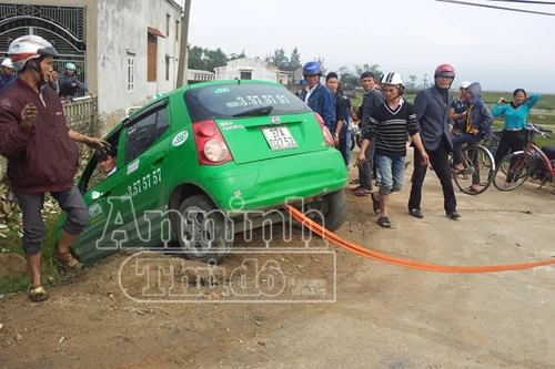 Vi phạm tốc độ, lạng lách đánh võng, taxi Mai Linh lao xuống hố