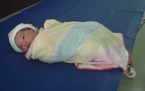 Một bé gái sơ sinh bị bỏ rơi ở khu công nghiệp