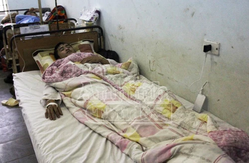 Lâm tặc xông vào trụ sở đánh cán bộ kiểm lâm trọng thương