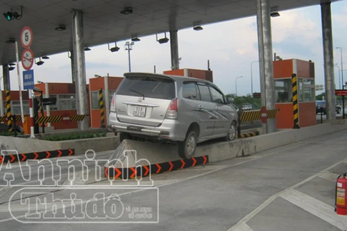 “Xế hộp” cưỡi dải phân cách trước trạm thu phí